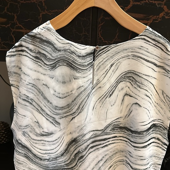 CALVIN KLEIN Women's Loose Fitted Poly Chiffon Sleeveless Twist Detail Blouse - Picture 8 of 13